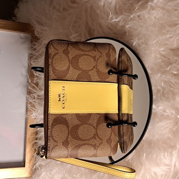 Coach NWTs Signature PVC Corner Zip Wristlet - Picture 1 of 5